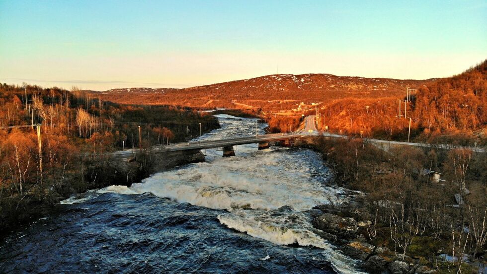 I dette blinkskuddet til Inge Arvola har han fanget mye stemning med drone, vannets enorme krefter, skygger og det intense kveldslyset i Neiden like ovenfor Skoltefossen.
 Foto: Inge Arvola