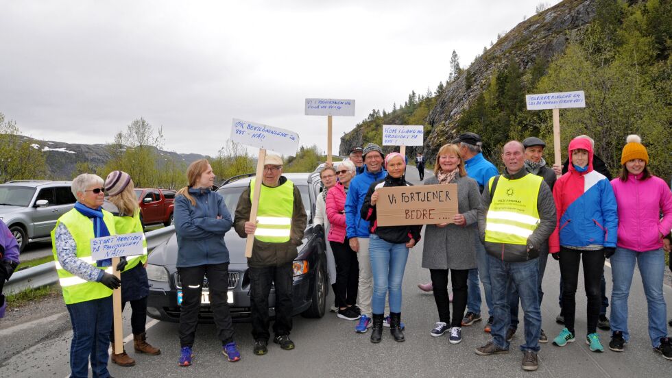 Et tjuetalls godt voksne aksjonister stengte veien opp mot Pasvik ved Storfjellet i ti minutter fredag.
 Foto: Hallgeir Henriksen