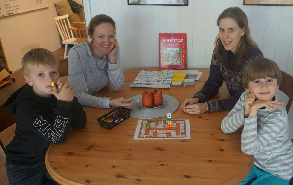 De var på samisk språkkafé lørdag 28. september. Fra venstre Aleksandr Krzyzanowski, Ekaterina Shman, Kristine Tjåland Braut og Ante Pind Braut.
 Foto: Geir Johansen
