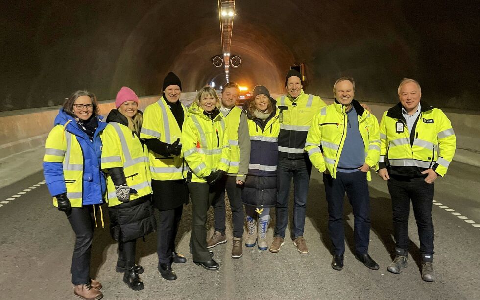 Mange gledet seg over at tunnelen gjennom E6 på Kvænangsfjellet er åpen, spesielt i vinterværet. Fra venstre ordfører Hilde Nyvoll i Nordreisa, fylkesordfører Kristina Torbergsen, statsråd Jon-Ivar Nygård, Anette Aanesland i Nye Veier, ordfører Kai Petter Johansen i Kvænangen, hovedutvalgsleder Mari Siljebråten samt Espen Almlid og Lars Bjørgård fra Nye Veier, sammen med konserndirektør Frode Nilsen i LNS.
Foto: Nye Veier