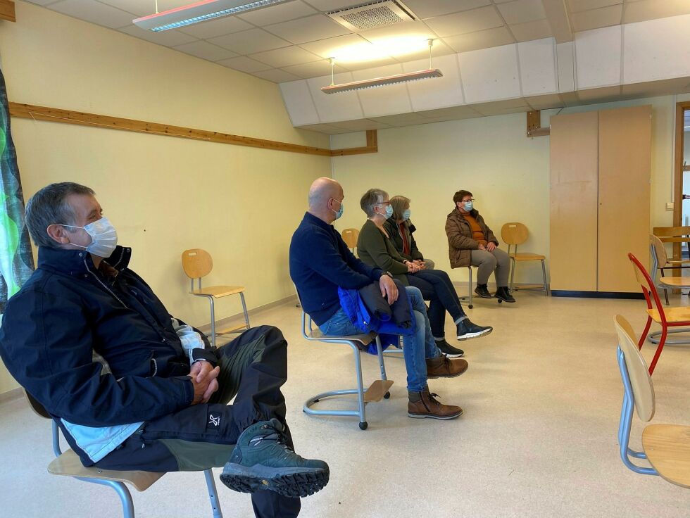 Ulf Wos­nit­za (nær­mest) fikk tors­dag sin før­s­te av to vak­si­ner på Sand­nes sko­le.
 Foto: Hallgeir Henriksen