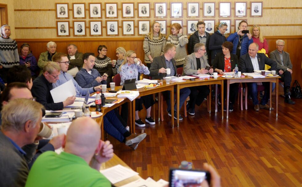 Sju Nordkapp-politikere har levert en felles lovlighetsklage på vedtaket i Nordkapp-saken som ble fattet med ti mot ni stemmer i kommunestyret 20. juni. Man mener at saksbehandlingen innebærer flere brudd på forvaltningsloven. Foto fra det aktuelle kommunestyremøtet.
 Foto: Geir Johansen