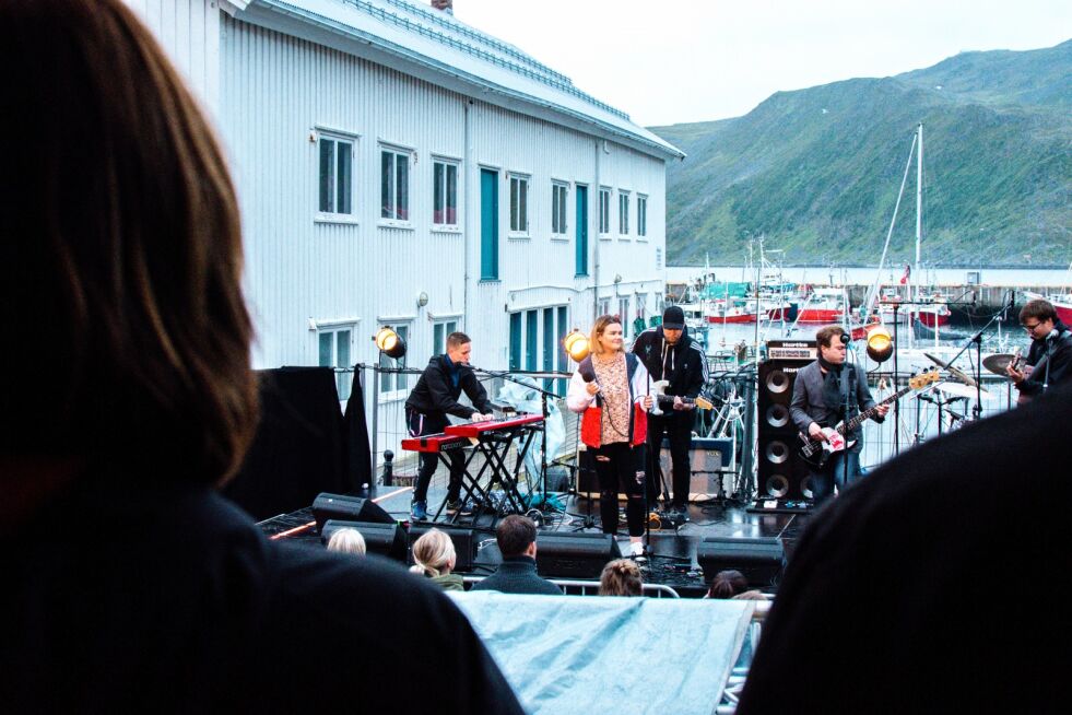 Utendørs foregår Oggasjakka i flotte Sjøgata i Honningsvåg; mellom de tradisjonsrike servicekaiene.
 Foto: Trine Dyrstad Walsøe