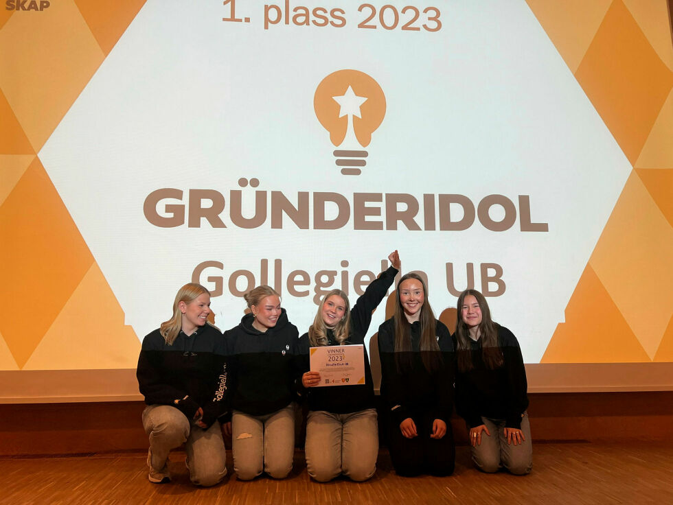 Vinnere av Gründeridol 2023 for Vest-Finnmark ble Gollegiella UB fra Samisk videregående skole og reindriftsskole i Kautokeino. De glade vinnerne, Inga Maren Näkkäläjärvi, Mina Elisabeth Eriksen Sara, Sara Sofia Mienna, Daniela Gaup Henriksson og Mia Marita Vars-Rasmussen, ble ropt opp på podiet på Scandic hotell i Alta torsdag.
Foto: Gründeridol 2023