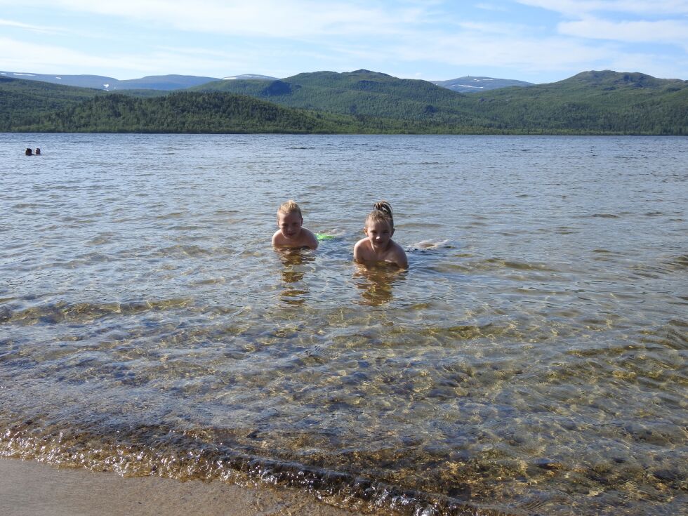 Jon André og Sebastian synes vannet er litt kaldt, men at det er godt å kjøle seg ned i varmen.
 Foto: Lea Nilsen Marakat