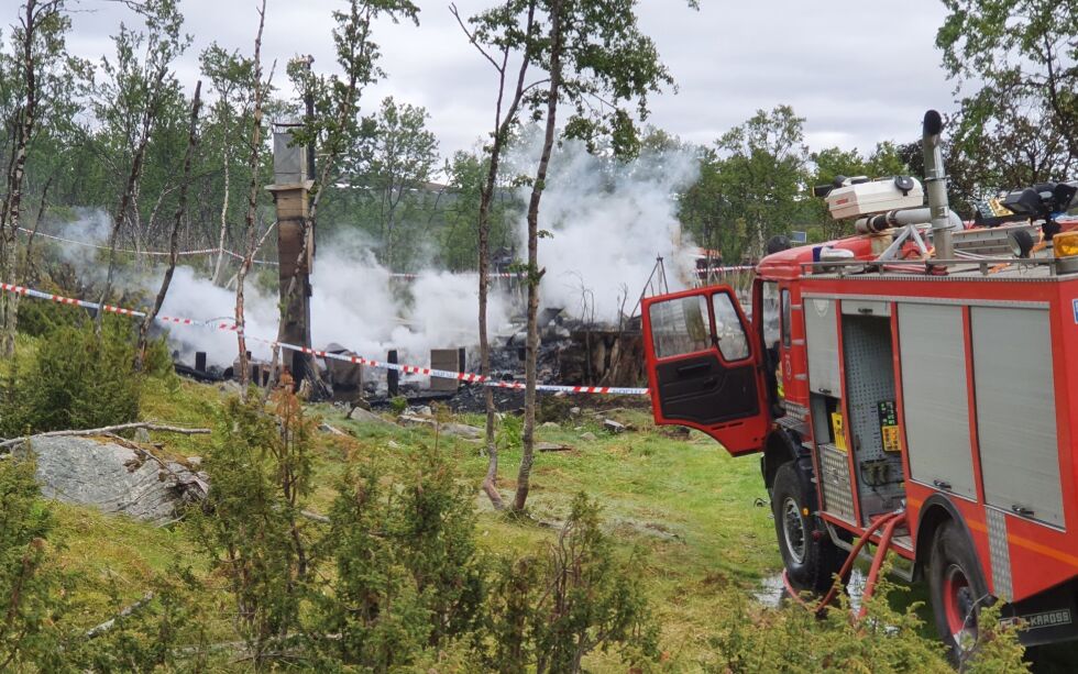 I samråd med de pårørende har politiet nå frigitt navnet på mannen som omkom i hyttebrannen i Jakobselvdalen 29.juni.
Foto: Torbjørn Ittelin