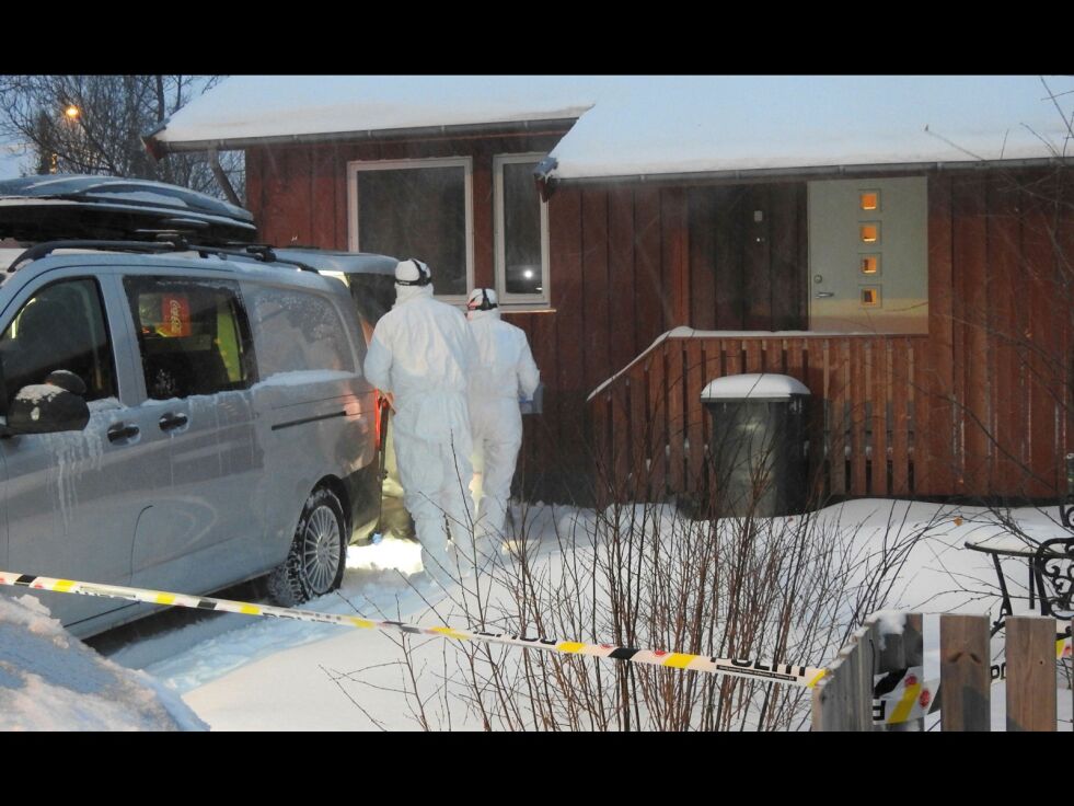 Kriminalteknikere på vei inn i boligen der drapet skjedde.
 Foto: Kristin Marie Ericsson