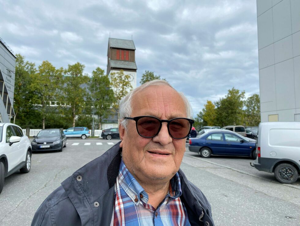 Et­ter et has­te­mø­te på over­tid, fikk 80 år gam­le Os­kar Abra­ham­sen disp for å lande ved sin egen hyt­te sør­øst for Gál­lok i Sør-Var­ang­er.