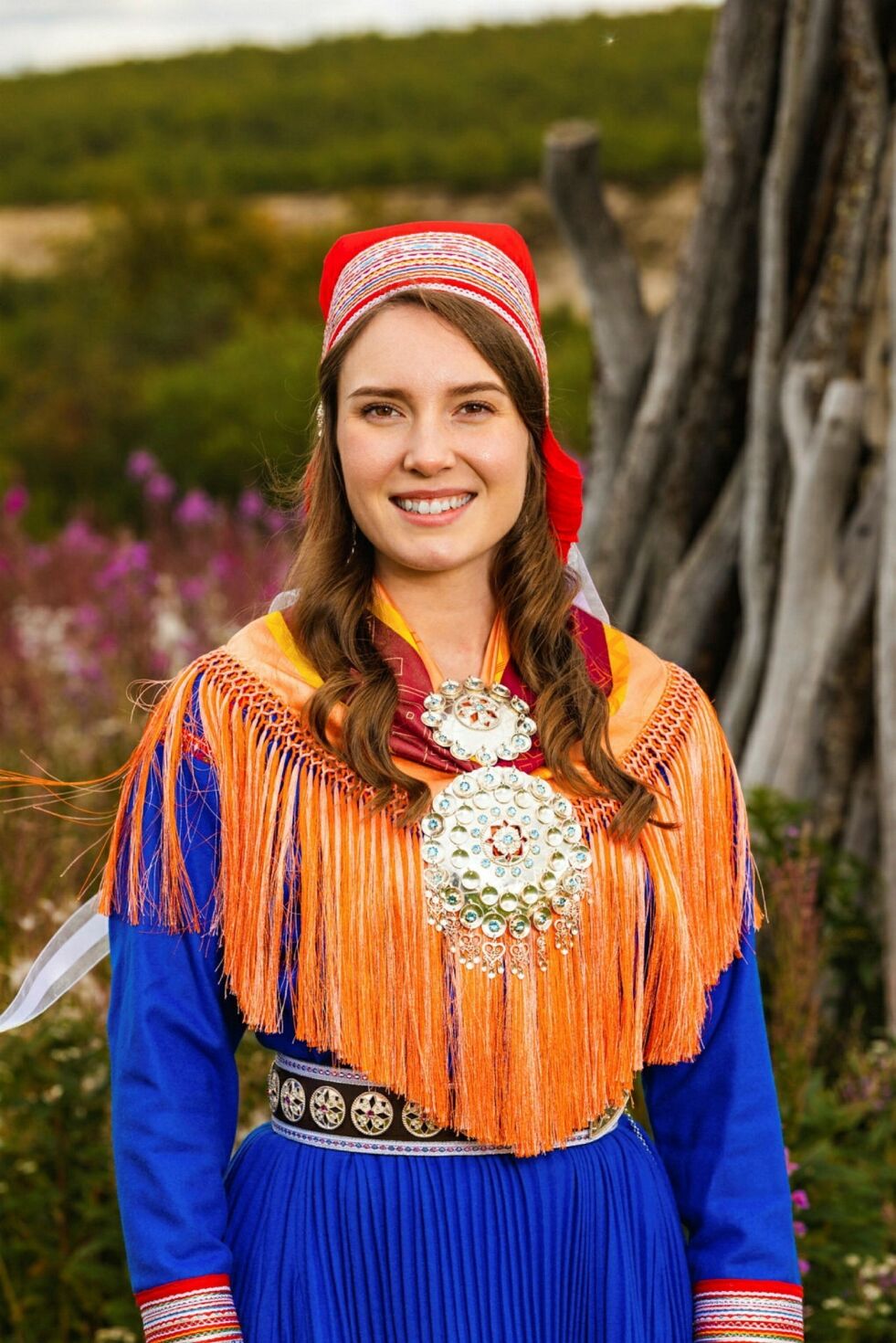 Emma Elliane reiser for tiden land og strand rundt som «Samisk veiviser». Hun er en ung artist og låtskriver med ett bein solid plantet i samisk tradisjon og ett bein i urbant og eksperimentelt terreng. Foto: Samiske veivisere / Mads Suhr Pettersen