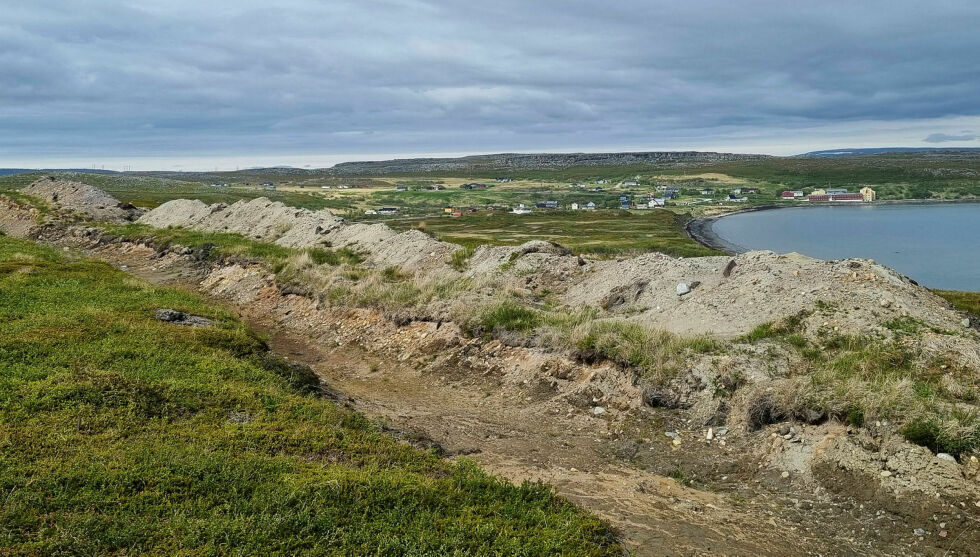 Grøfta på omlag 1.200 meter går mellom Karlebotn (i bakgrunnen) og Sirddagohppe.  Den skal nå være lagt igjen – seks år etter at man hadde planer om en ny vannledning der.
 Foto: Torbjørn Ittelin
