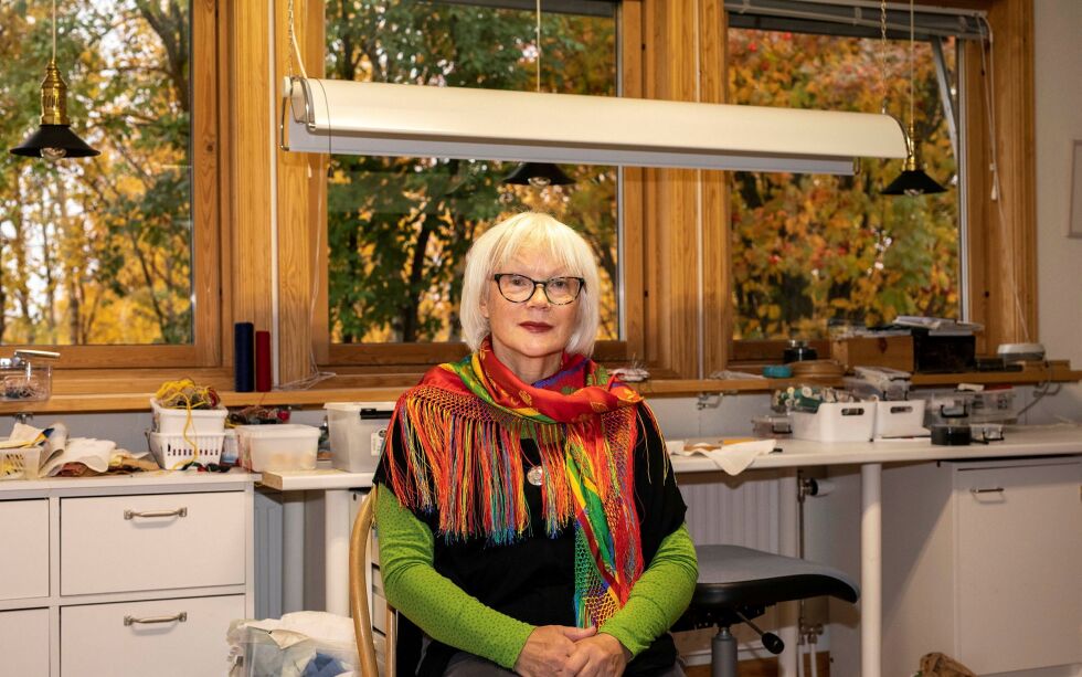 Kunstner Britta Marakatt-Labba utnevnes til æresmedlem blant annet for sine eksepsjonelt kvasse sting.
 Foto: Susanne Hætta