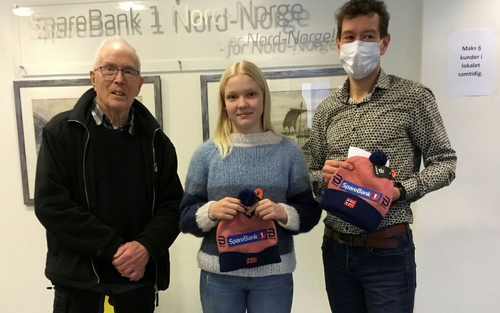 Per Andersen (til venstre) fra Tana-Varangerløypa skilag og Tom Rosanoff fra Sparebank1 Nord-Norge hadde gleden av å overlevere premie til Erna Marie Larsen som en av «Årets løpere».
FOTO: PRIVAT