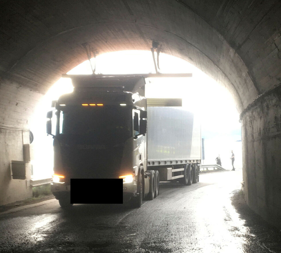 Skapene på trailerne blir stadig høyere, noe som passer dårlig med den gamle og lave Skarvbergtunnelen. Nesten ukentlig må tunnelen stenges på grunn av at høydemarkøren er påkjørt.
 Foto: Statens vegvesen