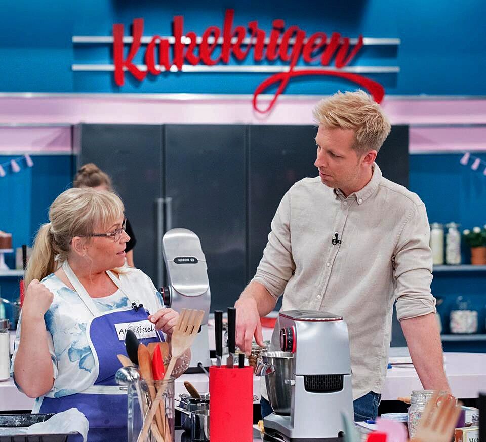 Ann Sissel og programleder Fridtjof under en av konkurransedagene der oppgaven var å bake en godterikake.
 Foto: Pressefoto
