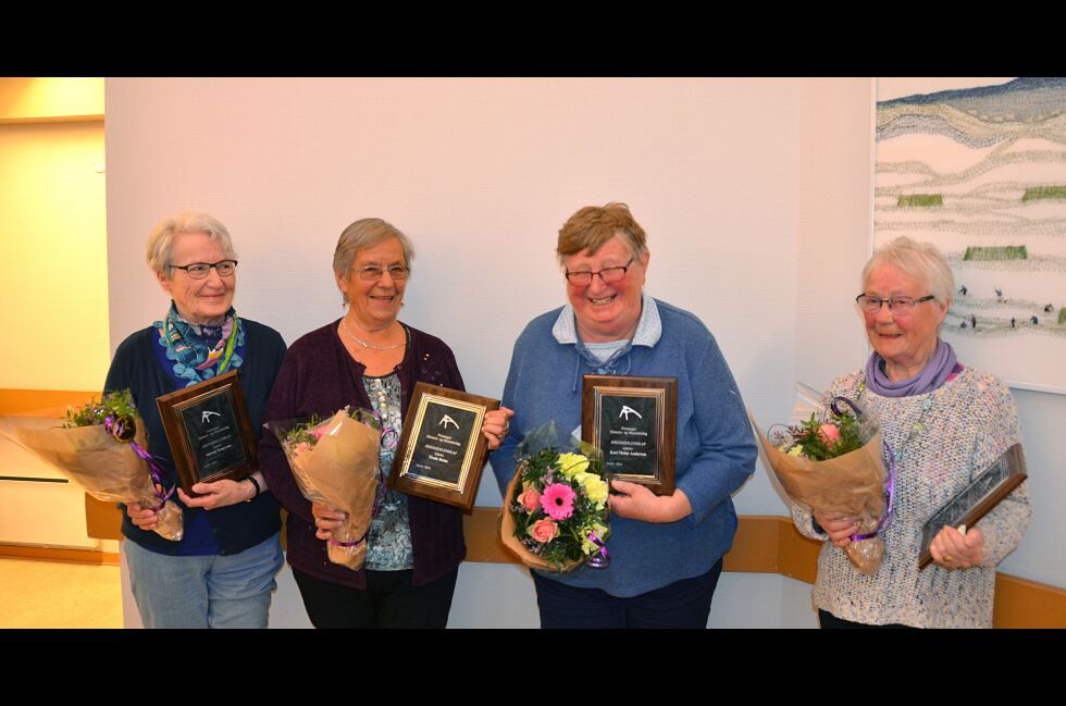 Fra venstre Solveig Tangeraas, Trude Holm, Karin Mohn Andersen og til høyre Elsa Petterson som mottok æresmedlemskapet på vegne av sin bror Arvid Petterson.
 Foto: Sigrun Kaaby