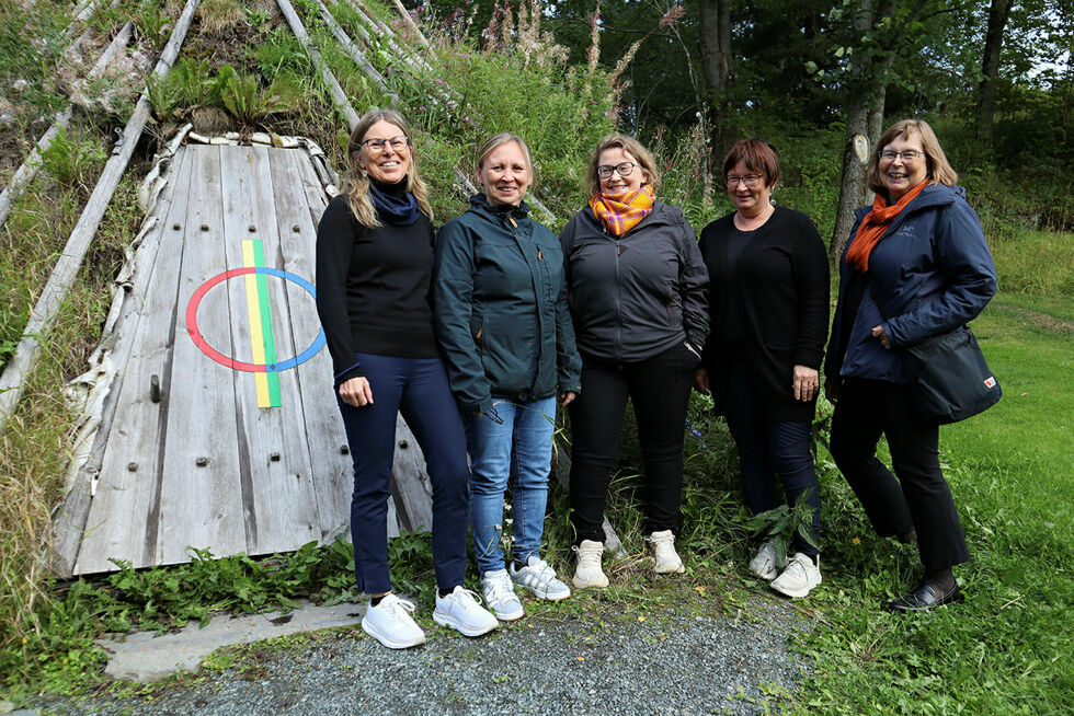 Historiske studenter: Laila Åsvold, Vilmi Pärsson Steinfjell, Irja Kappfjell, Siri Kappfjell Päiviö og Helen Blind Brandsfjell.
 Foto: Bjørnar Leknes