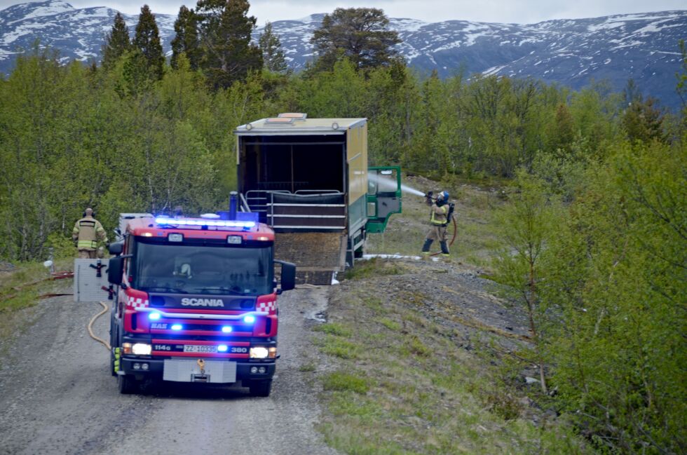 Brannvesenet brukte skum for å få kontroll over flammene.
 Foto: Roger Albrigtsen