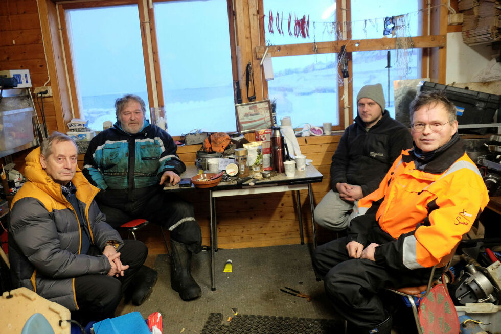De protesterer både mot stenging av sjølaksefisket og planene om oppdrett, Bivdu-leder Inge Arne Eriksen (til venstre) og fjordfiskerne Øystein Dahl, Raymond Dahl og Tom Kandola.
 Foto: Bjørn Hildonen