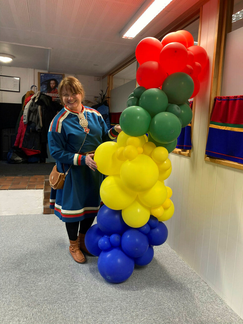 Jill Abelsen Olsen har pyntet til åpning av Sámi viessu.
 Foto: Tuva Johansen