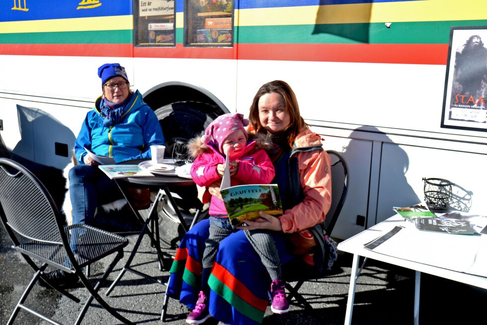 Stemning utenfor Gærjah: 
Den sørsamiske bok- og kulturbussen står utenfor Storstuggu og byr på bål, kaffe og fortellerstund for de minste hele dagen. Her ser vi fra v. Laila Joma, Sonja Kristine Danielsen og dattera Nelle-Krikke Danielsen.
 Foto: Sunniva Børnøy