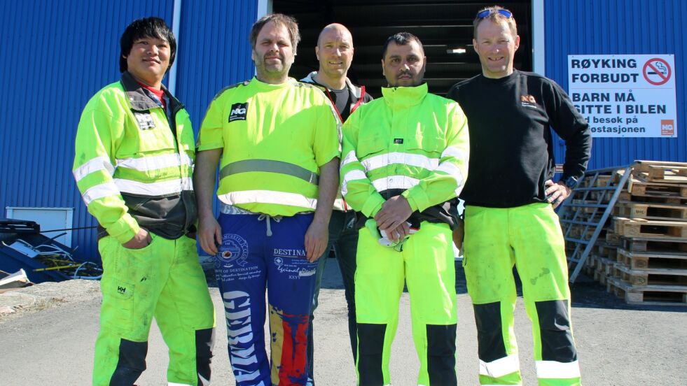 Alle de ansatte ved Norsk Gjenvinning blir med over til Masternes Gjenvinning når Vadsø kommune skifter operatør for avfallshåndeteringen fra 1. juli. Fra venstre Lal Rai, Tom Rune Hansen, Hans Henrik Kristiansen, Ayman Huzzein og Uno Mikkelsen.
 Foto: Torbjørn Ittelin