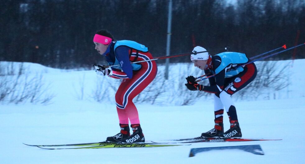 Robin Stegavik (15) fra Kirkenes og omegn skiklubb har her funnet ryggen til Sofie Wickstrøm Kristoffersen (16) fra Polarstjernen.
 Foto: Charles Petterson