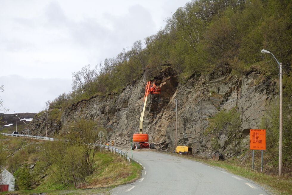 Folket på Skjånes føler seg mye tryggere etter at bergveggen i Brattveien nylig ble rensket for løse elementer.
 Foto: Privat