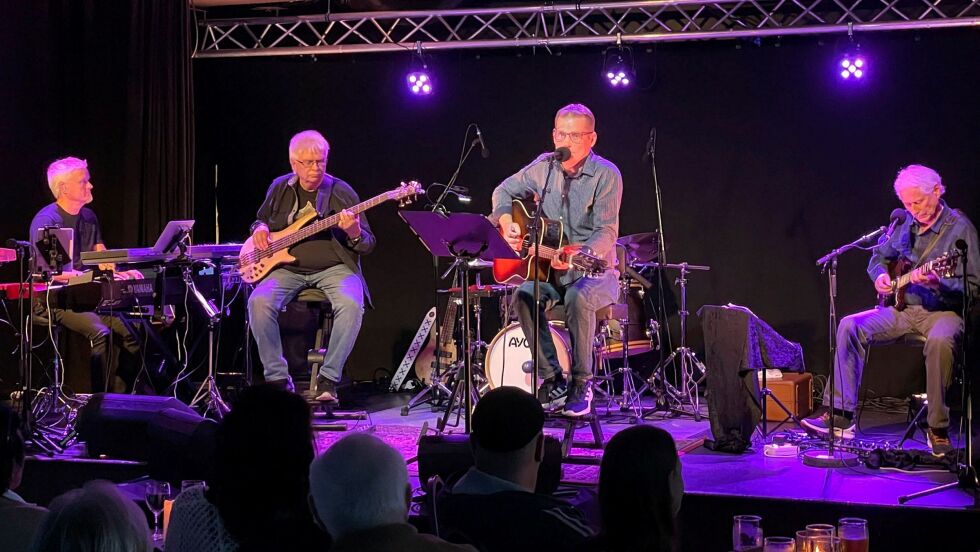 Varangerkameratene med Jack Johnsen (til høyre) på tangenter, Jørgen Svendsen på bass, Arnfinn Moen (skjult) på trommer, vokalist Ulf Dæhlin og Gunnar Olufsen på gitar fremførte sanger av Bjørn Eidsvåg på nordnorsk med bravur ifølge publikum.
 Foto: Johnny Andersen Ofelaš arena