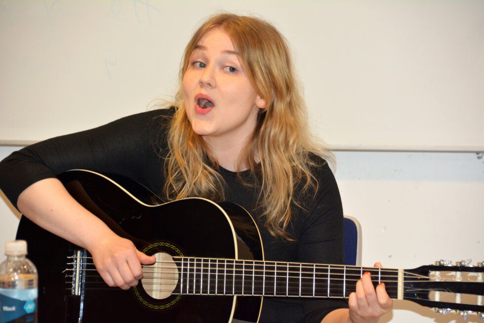 Sara Lindbach imponerte stort med kvænsk og finsk sang på kvænfolkets dag i Tromsø.
 Foto: Elin Margrethe Wersland