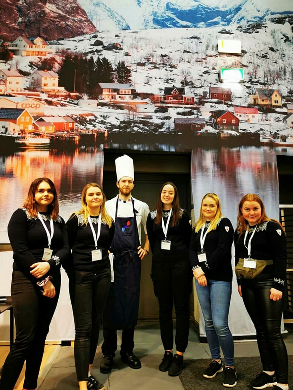 Ungdommene på standen. Fra høyre Birgitte Bush Sund, Ingeborg Steen, Frantz Rolfsvaag, Agnete Elvebo Karlsen, Selina Mathisen Jonas og Kaisa Skjemstad Larsen.