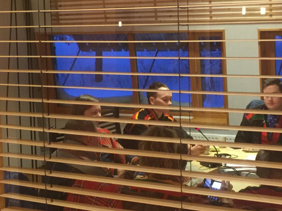 Det var en trykket stemning i flertallsgruppa. Runar Myrnes Balto ledet møtet, som etter hvert kom fram til å vrake prinsippet om at sametingsrepresentanter ikke skal sitte i FeFo-styret.
 Foto: Lars Birger Persen