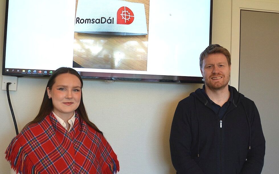 Holdningskampanjen mot samehets, RomsaDál, blir lagt merke til. Samfunnskontakt for Tromsø IL, Tom Høgli og Elle Nystad, prosjektleder for RomsaDál.
 Foto: Elin Wersland