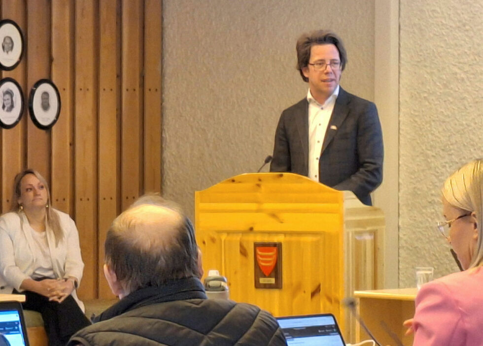 Kommunedirektør Jørgen Holten Jørgensen presenterer seg for Tana kommunestyre.
 Foto: Torbjørn Monsen