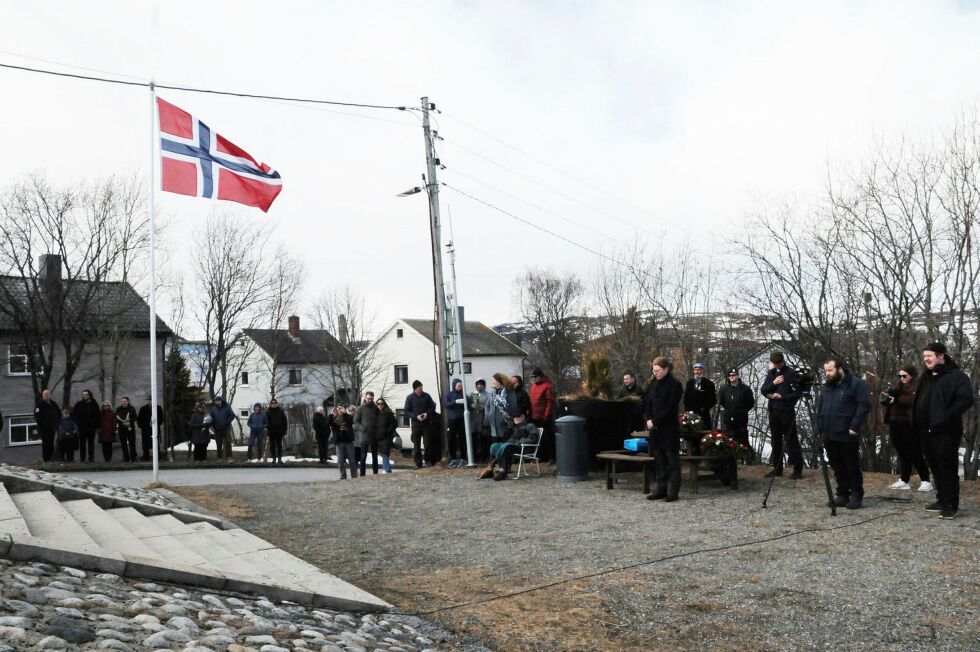At så få møt­te frem ved Rus­se­mo­nu­ment­et på fri­gjø­rings­da­gen kan ha sam­men­heng med mang­len­de an­non­se­ring, sjøl om det over tid har blitt sta­dig fær­re nord­menn som mø­ter frem.
 Foto: Hallgeir Henriksen