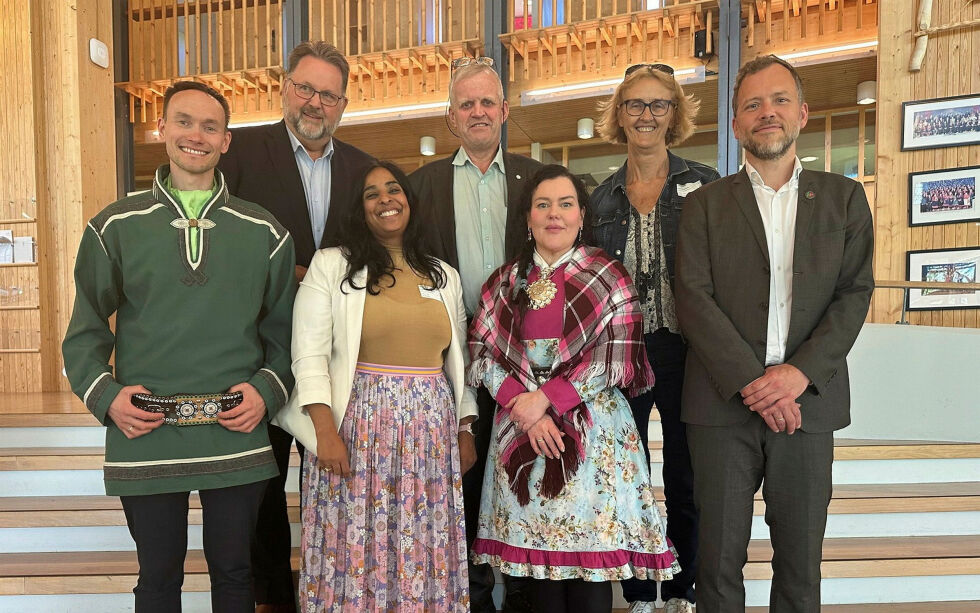 Bildet fra besøket på Sametinget 19. juni. Foran Runar Myrnes Balto (NSR), Lubna Boby Jaffery (Ap), Silje Karine Muotka NSR), Audun Lysbakken (SV) Bak Svein Harberg (H), Nils T. Bjørke (Sp) og Kari Henriksen (Ap). Lubna Boby Jaffery, som var valgt som saksordfører for rapporten, har i ettertid blitt utnevnt til kultur- og likestillingsminister.
 Foto: Anders Henriksen/Sametinget