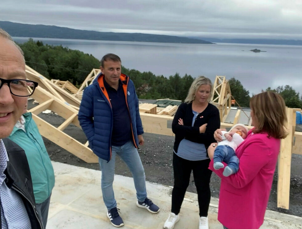 Boligbyggingen som pågår her i Kleiva i Evenes ville ikke skjedd uten en aktiv kommune, skriver forfatterne. Bildet viser ordfører Terje Bartholsen (Ap) forrest sammen med leder i Evenes Ap Torill Larsen og daglig leder Rino Santocono i «Folk i Husan» AS som bygger utleieboliger i Evenes. Stortingsrepresentant Karianne Bråthen (Ap) med ryggen til)
 Foto: Presse