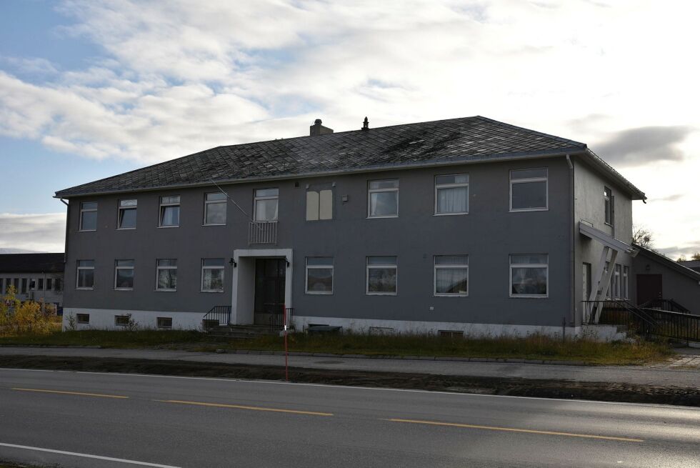 Til salgs: Nord-Norsk Mottakssenter AS har solgt det tidligere Herredshuset i Lakselv. Foto: Irene Andersen