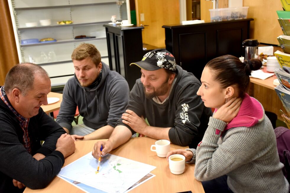 Det tegnes og diskuteres om areal til masseuttak, tomter, hytteområder. Fra venstre Odd Birkeland, Lebesby kommune, Kirill Svendsen, Svein Lyder og Alma Arlikeviciene.
 Foto: Helge Ovanger