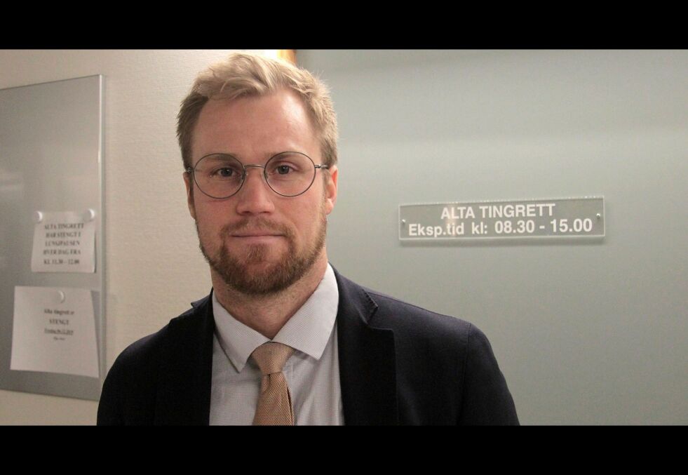 Marius Ihlebæk (bildet) forsvarer den drapssiktede mannen. Her er han avbildet i Alta tingrett under det første fengslingsmøtet. Foto: Reiulf Grønnevik, Altaposten