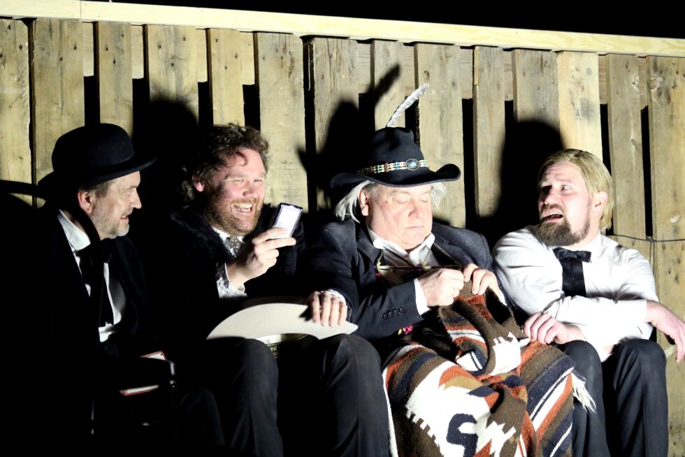 Enkel scenografi, men effektfulle virkemidler under Statsteaterets forestilling i Kirkenes.
 Foto: Silje L. Kvammen