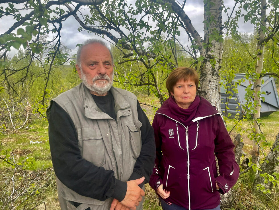Aage Solbakk og Elle Kirste Porsanger fra DeanuMuseaUstibat arbeider utrettelig for at de unike gjenstandene skal få bedre lokaler.
 Foto: Birgitte Wisur Olsen