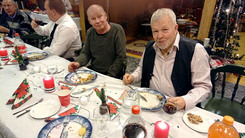 – Maten var veldig god og utvalget imponerte, sier Tore Johansen. «Gamle sheriffen», Terje Olsen er veldig takknemlig over alle støttepartnere Kafé-Ro har i Porsanger, som gjorde julebordet mulig. Samt ildsjelene som sto bak.
 Foto: Ivan Henriksen