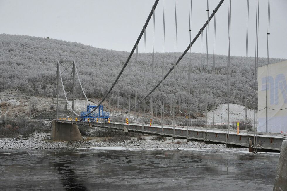 Gamle Tana bru skal være ferdig revet før jul. Rivinga går etter planen, og på grunn av fint vær i høst er man i skarp rute.  Denne uka ble gelenderet på sørsiden fjernet slik at begge gelendrene er borte. BEGGE FOTO: TOM HARDY
 Foto: Tom Hardy