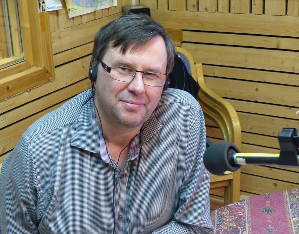 Redaktør Raymond Elde i Radio Nordkapp er fornøyd med at nærradioer i Finnmark nå også kan sende via DAB, men han håper på å kunne fortsette å sende via FM i mange år fremover. Arkivfoto: Geir Johansen