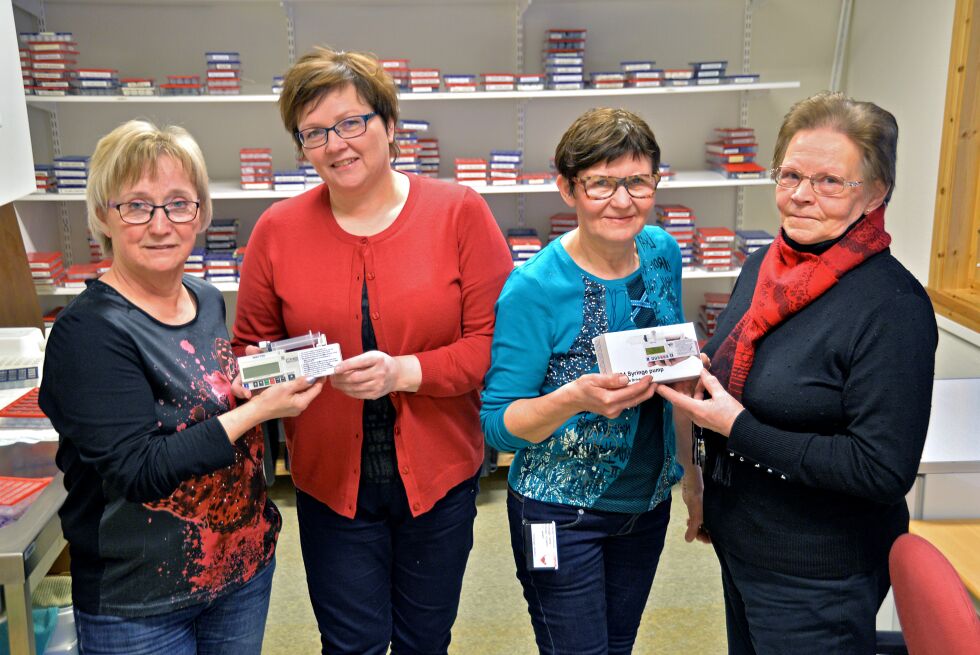 Gaveoverrekkelse. Vi ser fra venstre Solbjørg Henningsen, Kate Persen, Sigdis Olsen og Amalie Persen.
 Foto: Sonja E. Andersen