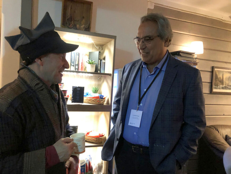 Så har også en meget glad og takknemlig professor James Anaya fått sin egen joik overlevert i Lakselv, av juridisk gledesspreder, samfunnsdebattant og førsteamanuensis i rettsvitenskap, Ánde Somby.
 Foto: Stein Torger Svala