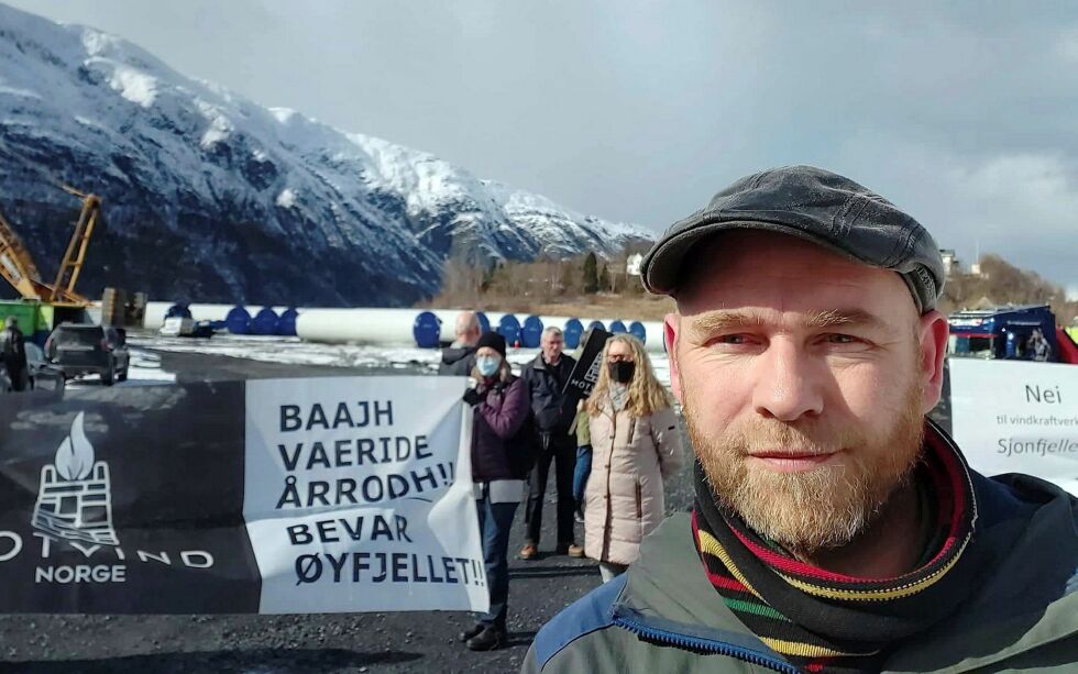 Stortingsrepresentant fra Nordland, Geir Jørgensen (R), her på en fellesmarkering mot vindkraft på Øyfjellet i Vefsn og Sjonfjellet i Rana.
 Foto: Rødt