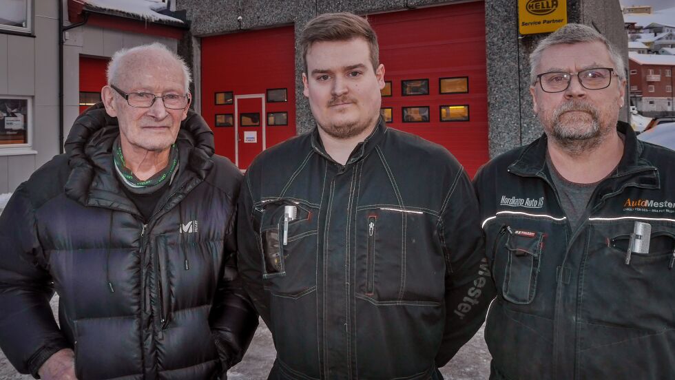 Tre generasjoner Seppola, fotografert utenfor Nordkapp Auto AS. På samme tomta etablerte Ingvar Kristian Seppola familiebedriften Brødrene Seppola i 1909. Fra venstre Håkon Seppola, Jon Henrik Seppola og Kurt Seppola.
 Foto: Geir Johansen