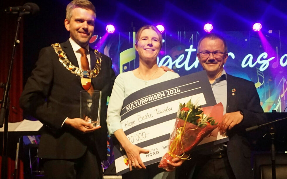 Ordfører Jan Morten Hansen (til venstre) og kraftlagsjef Oddbjørn Samuelsen delte ut årets kulturpris i Nordkapp til Hege-Beate Tauselv på Turn torsdag kveld.
 Foto: Geir Johansen