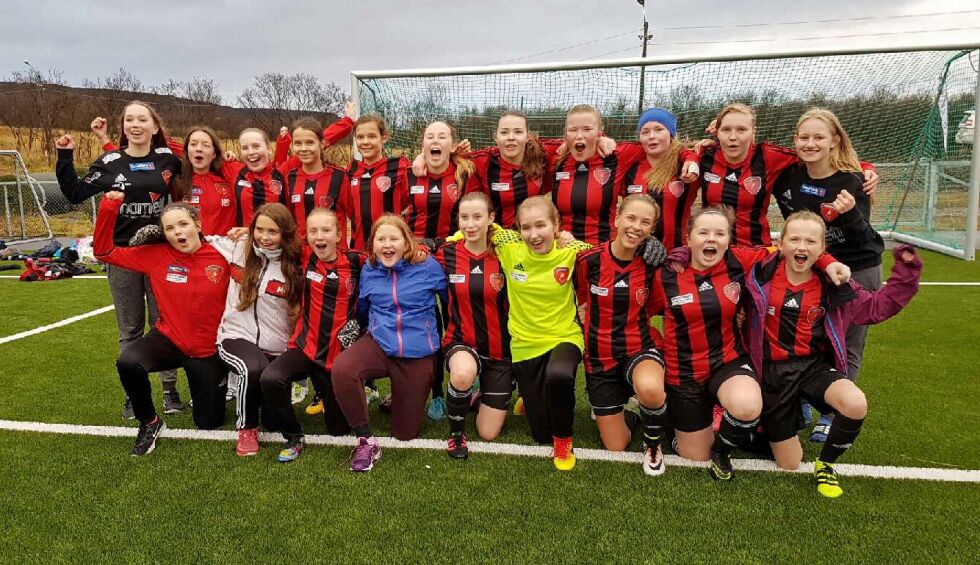 Småjentene til Porsanger IL kunne juble etter at PIL 1 vant finalen under KM-sluttspillet på Polarsletta.
 Foto: Torbjørn Ittelin